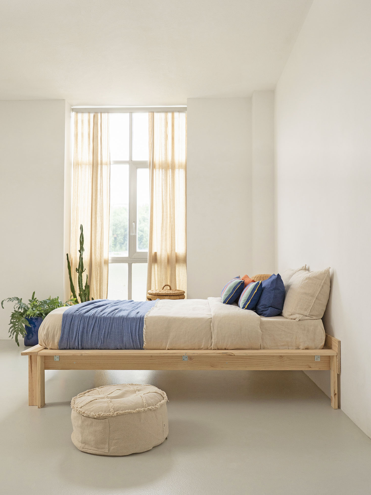 Imagen de ambiente 2 para:Cama doble de madera de pino 
